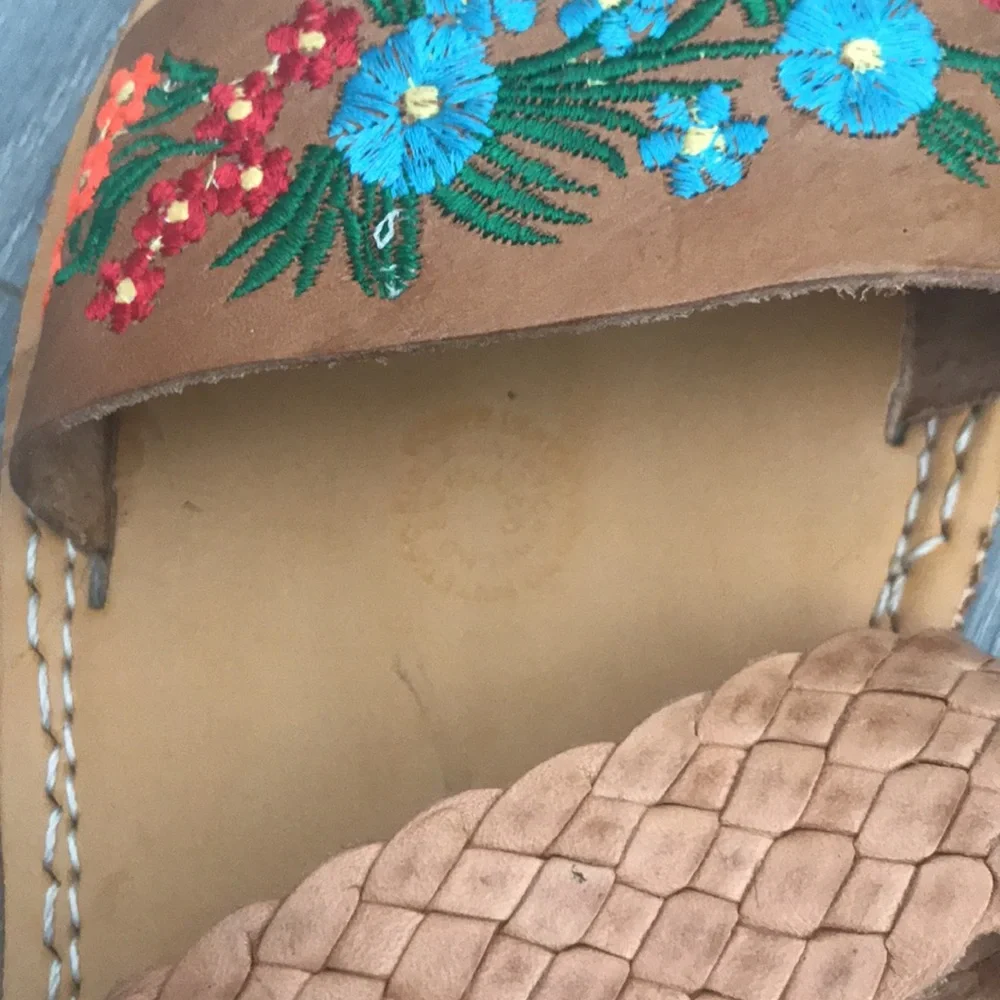SOLD in BOGO!!!! Handmade Mexican Huaraches Floral Tan Double Strap Sandals - Picture 2 of 7
